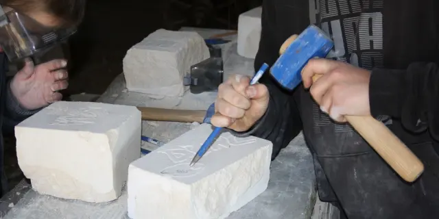 Taille De Pierre Moyen Age Camsmn